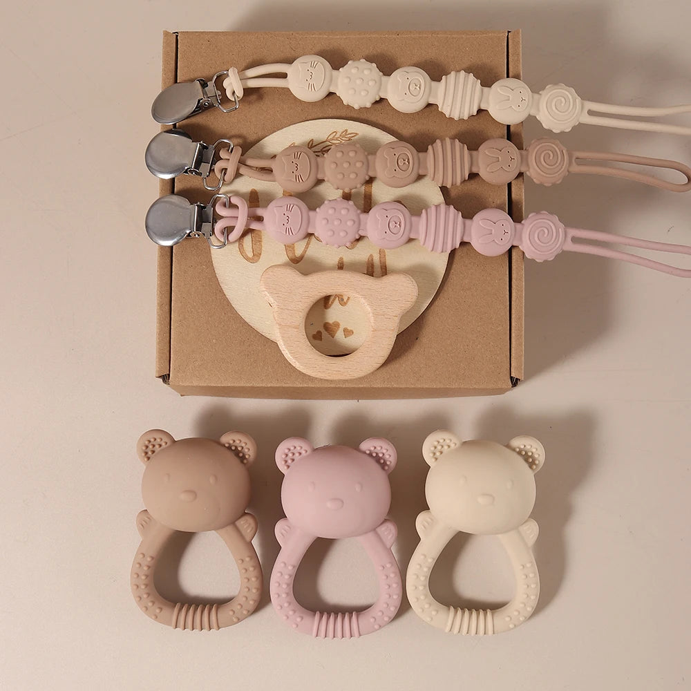 Silikon-Baby-Geschenkset mit Schnullerkette, Bärenrassel & Holz-Beißring im Hasen-Design